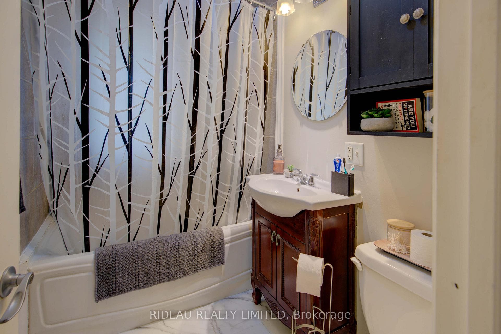 7395 ROGER STEVENS Drive photo 12