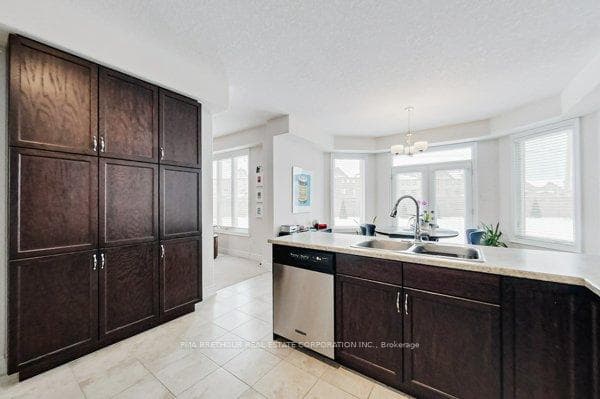 35 Lockerbie Crescent photo 6