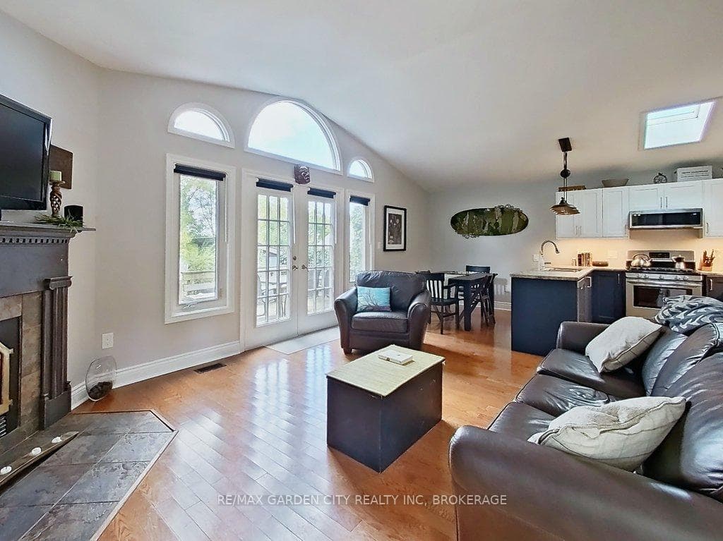 33 Dundas Crescent photo 1