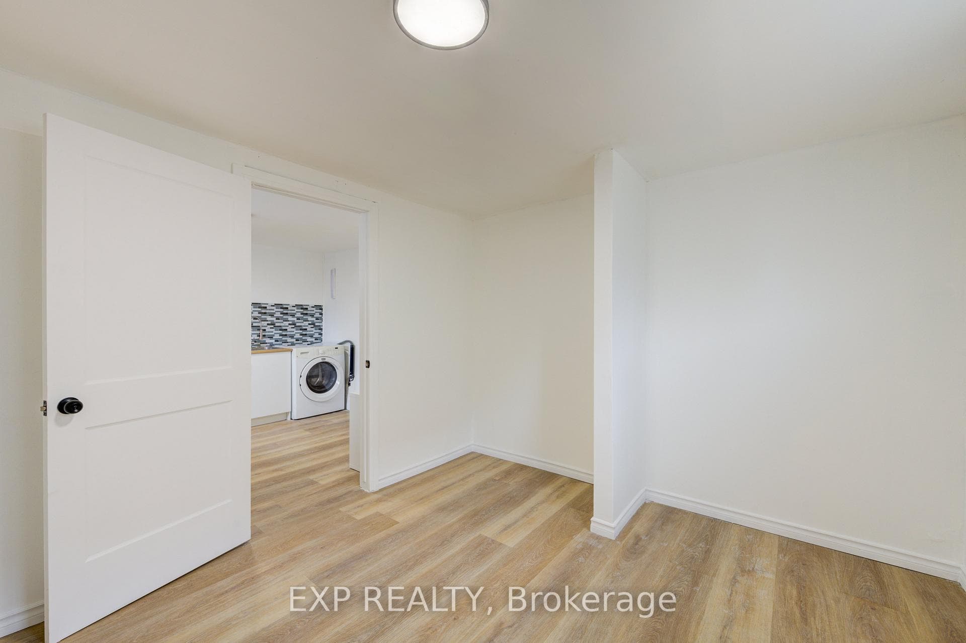 524 Simcoe Street photo 17