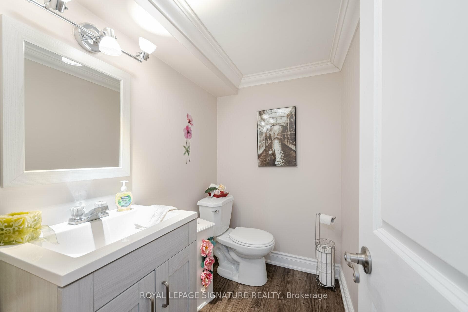 458 Appledore Crescent photo 37