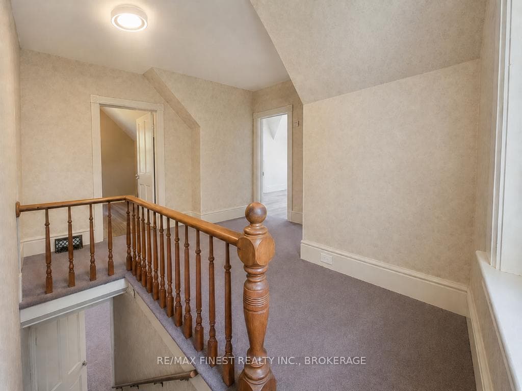 697 Warburton Road photo 13