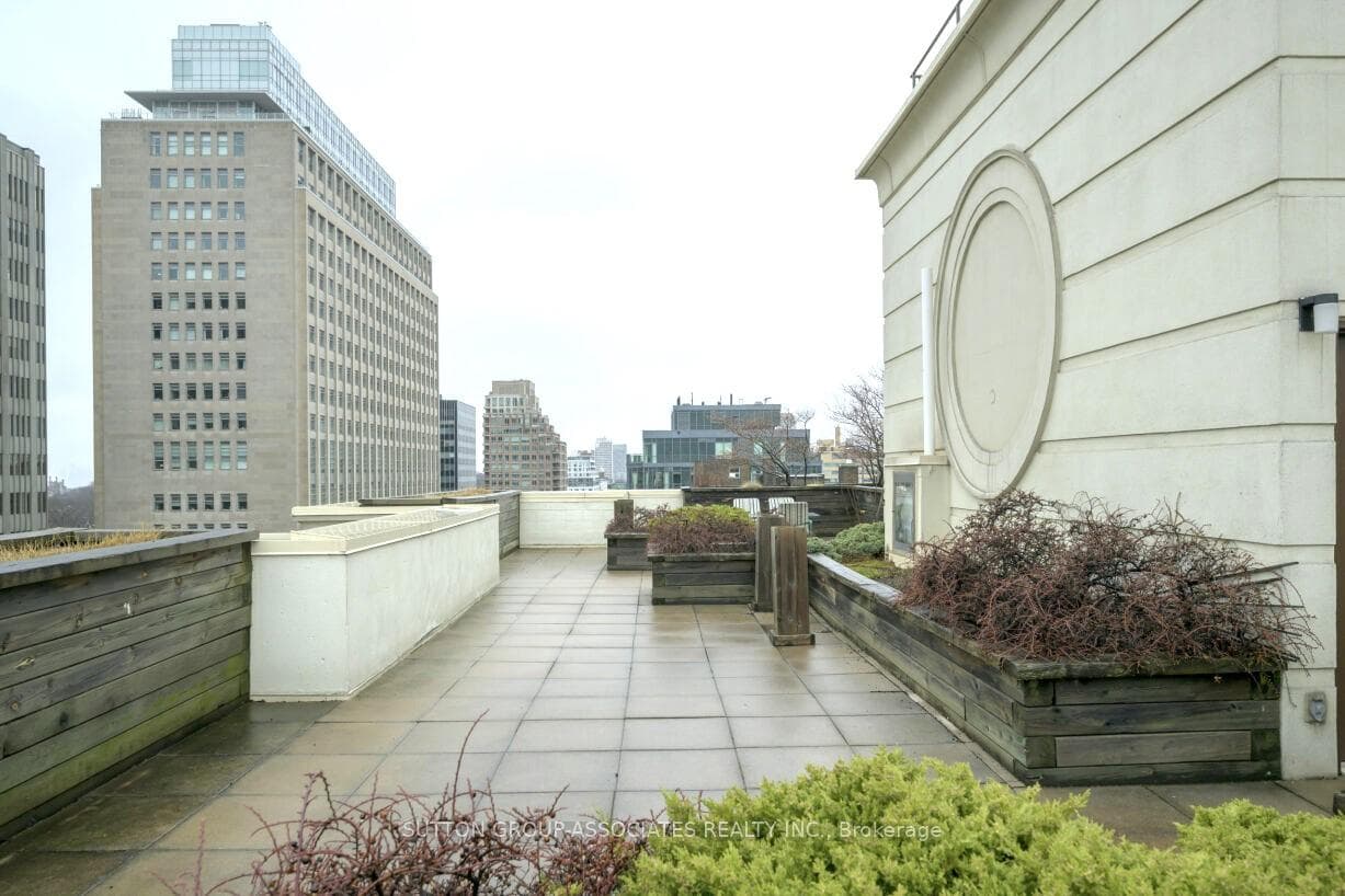 1 Deer Park Crescent Unit 207 photo 34