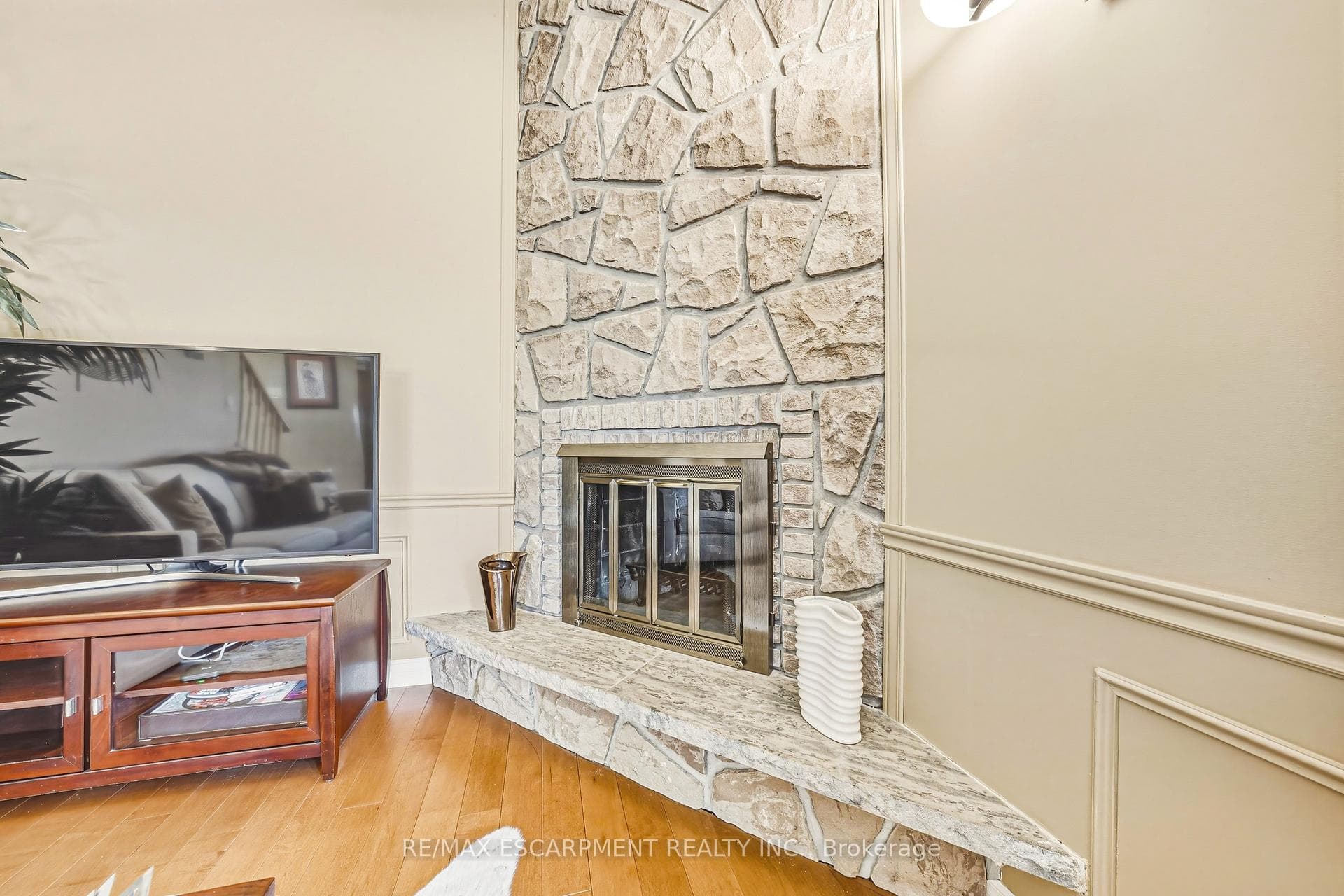 577 Tomahawk Crescent photo 12