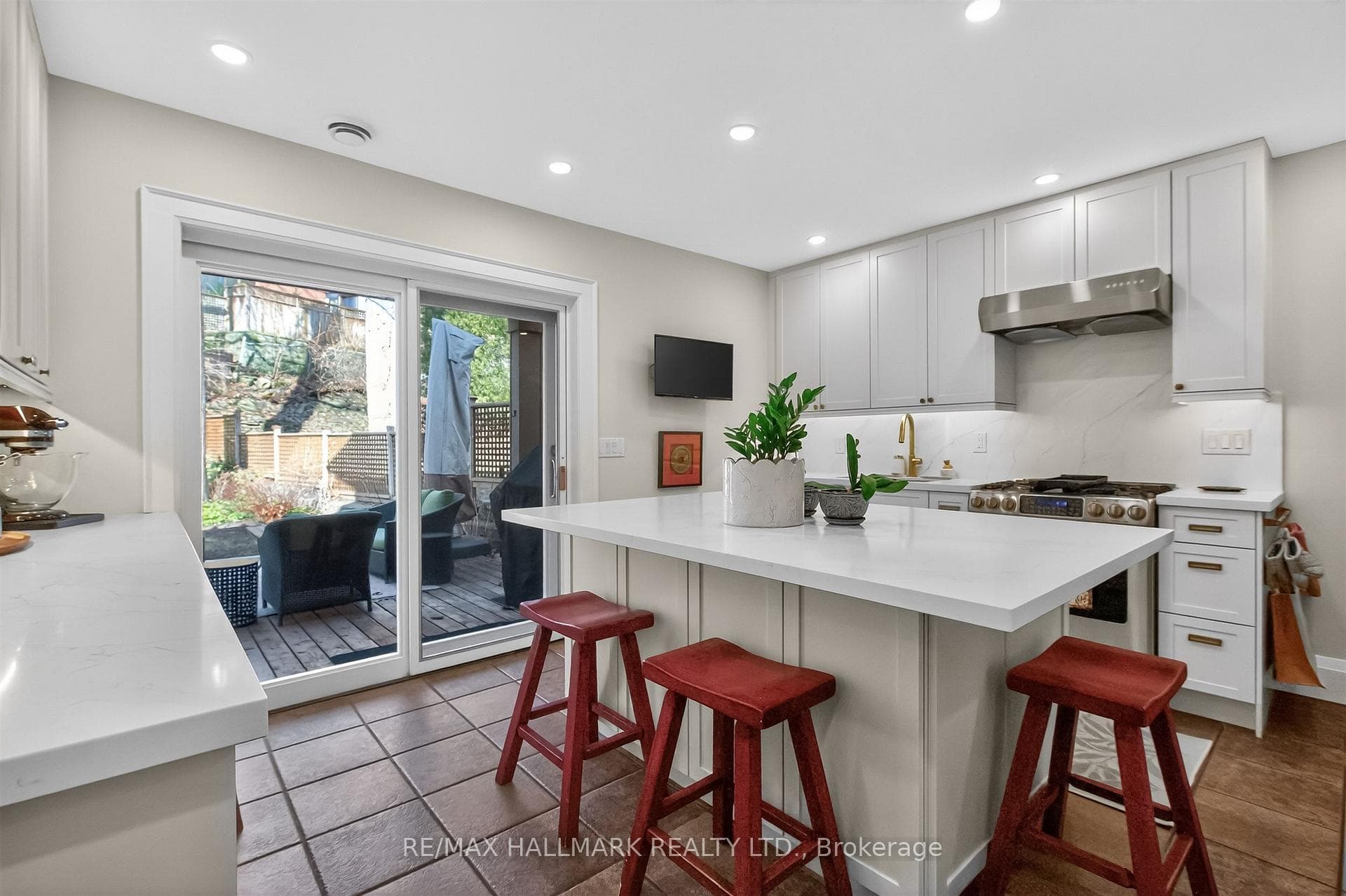 Kitchen with centre island