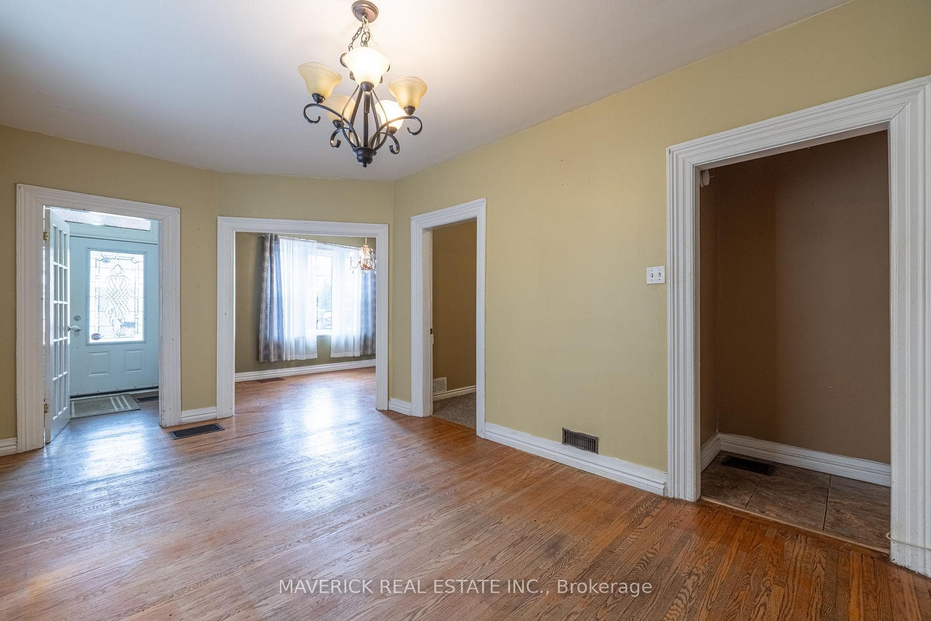 633 Elias Street photo 7