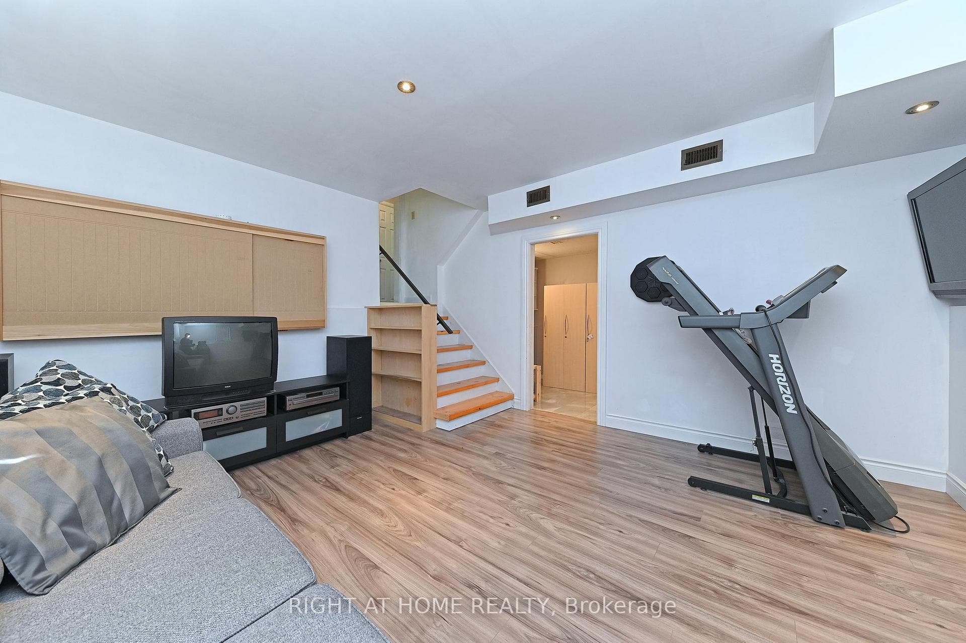 446 Geneva Street photo 32