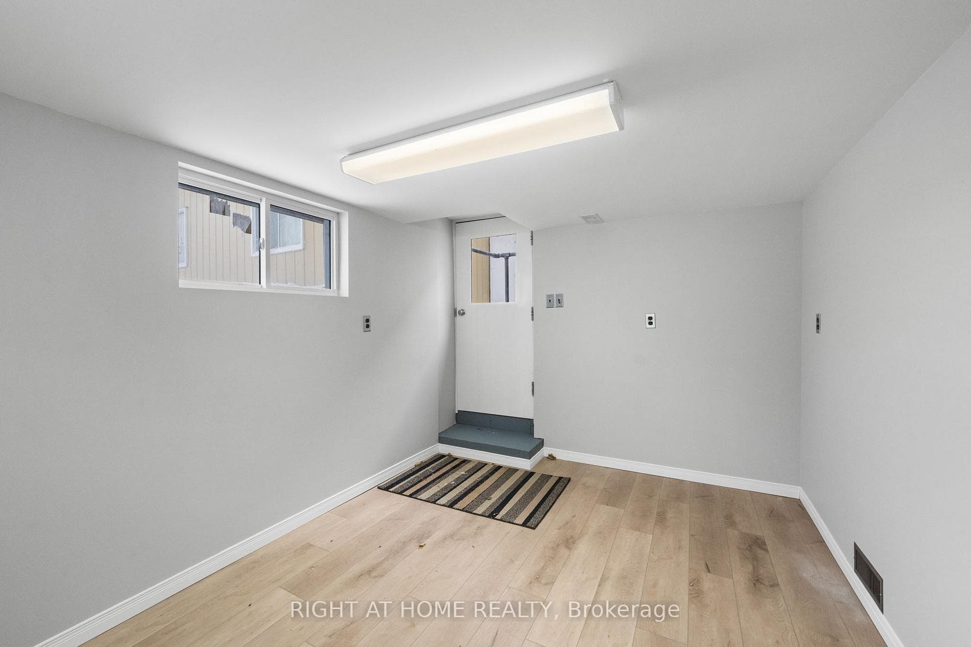 Office/bonus room with it's own entrance
