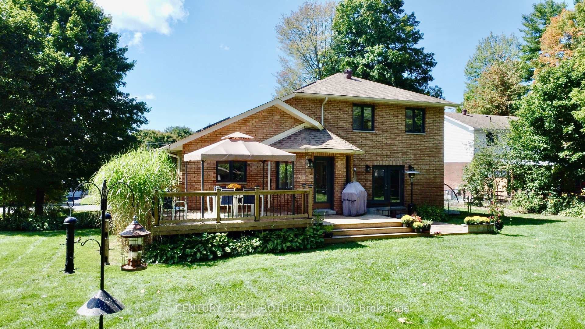 Fabulous deck, perfect for entertaining!
