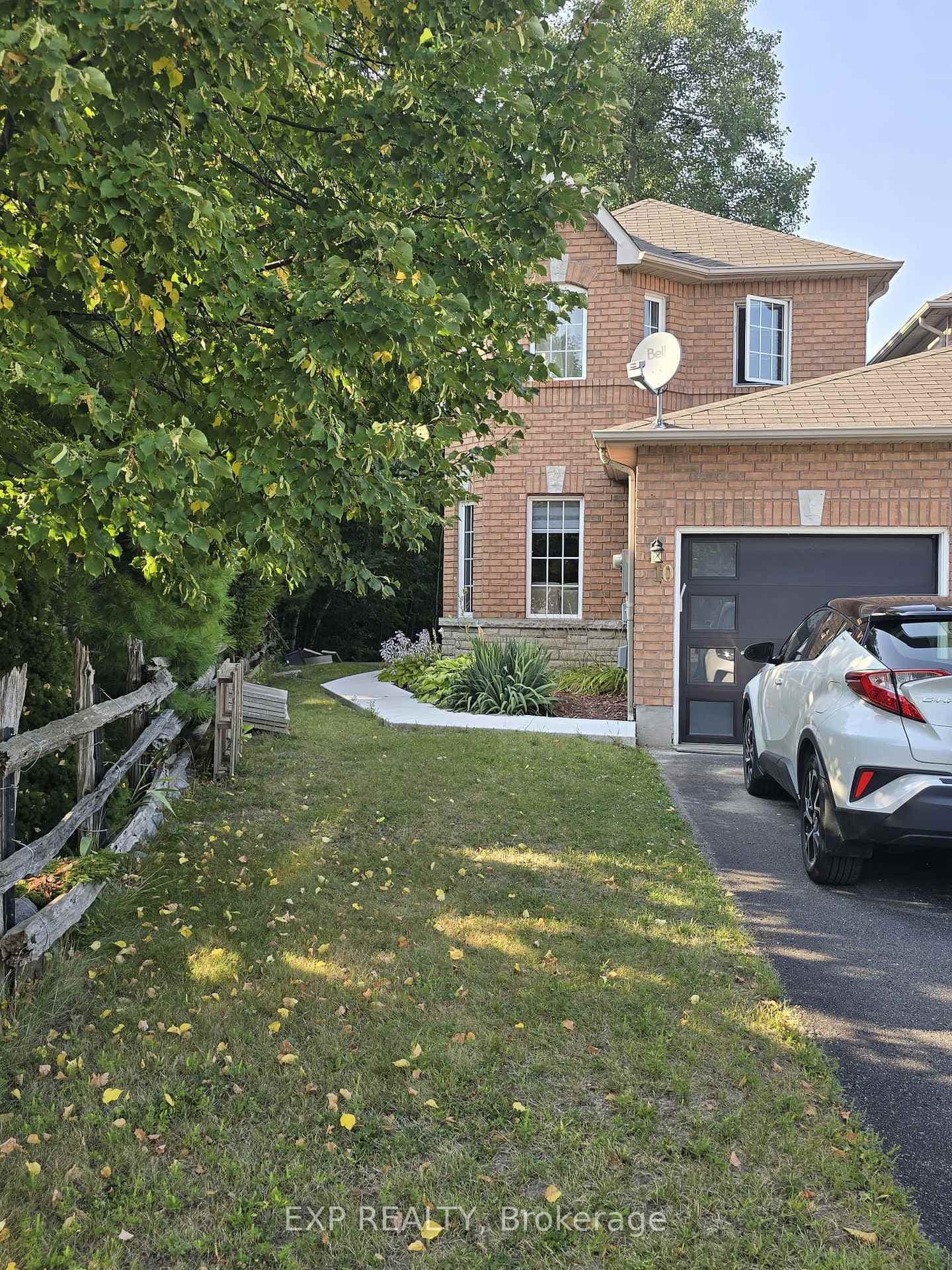 10 HAWTHORNE Crescent photo 2