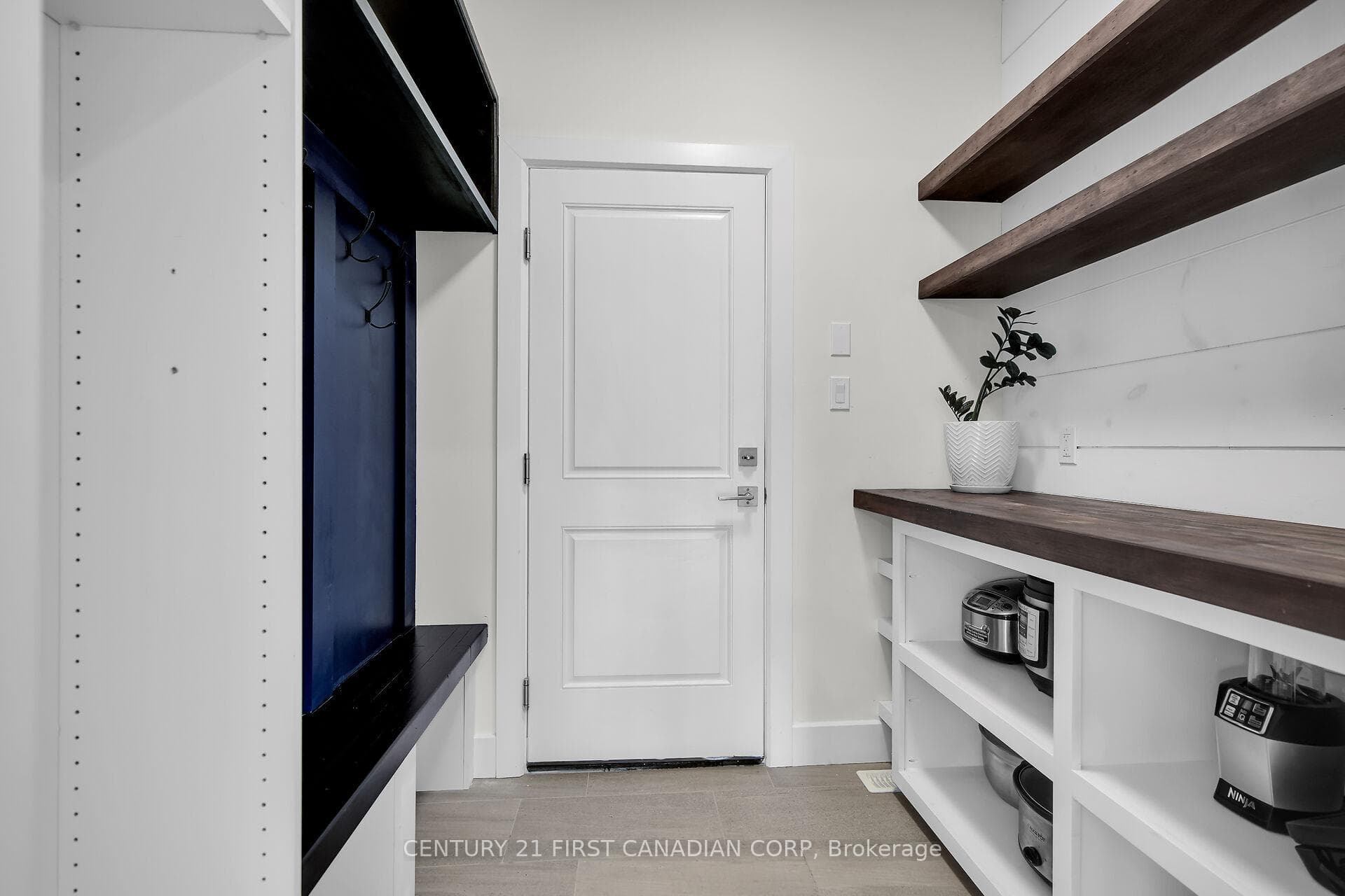 1576 Dylan Street photo 13