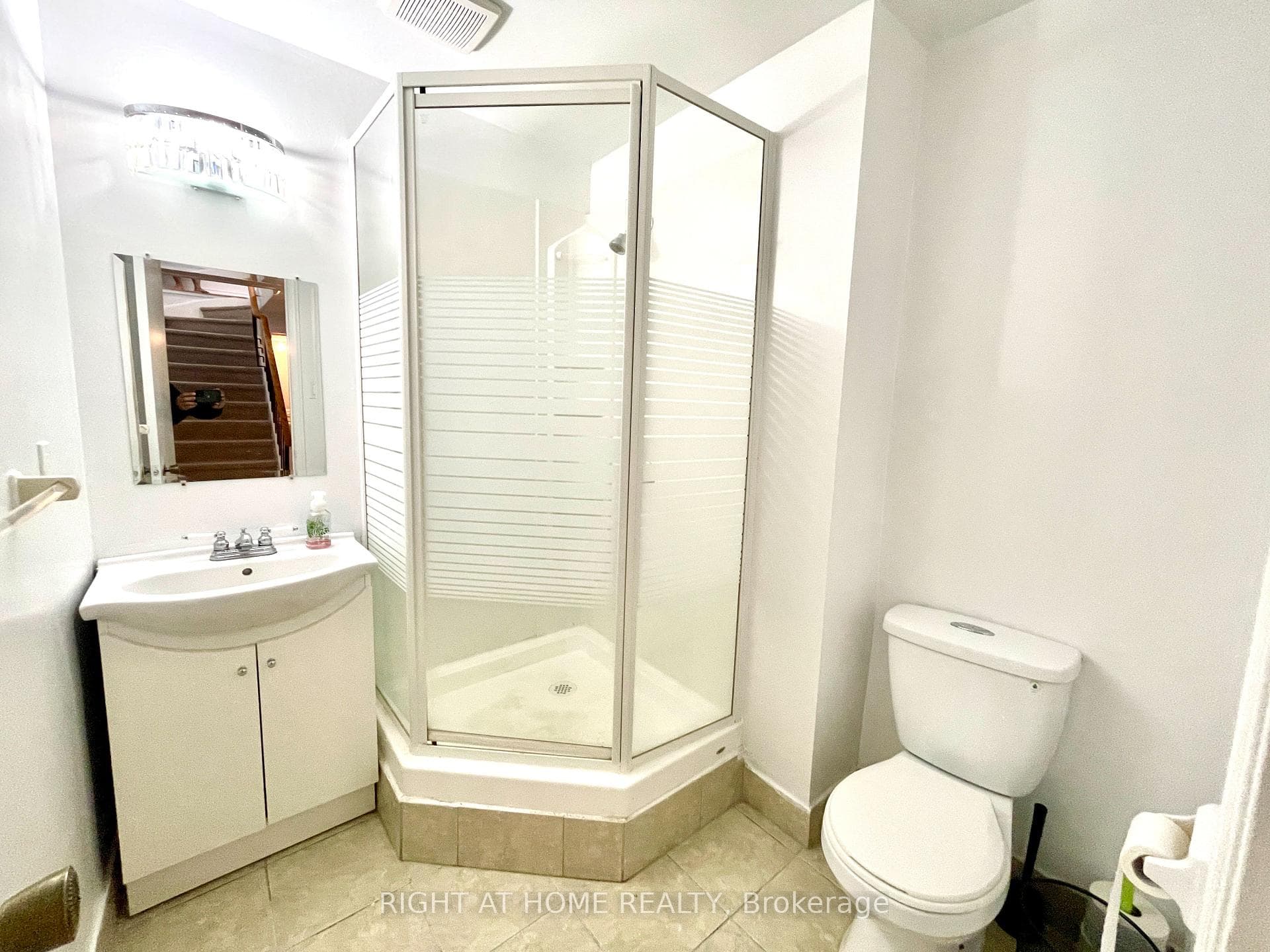 941 Victoria Street photo 35
