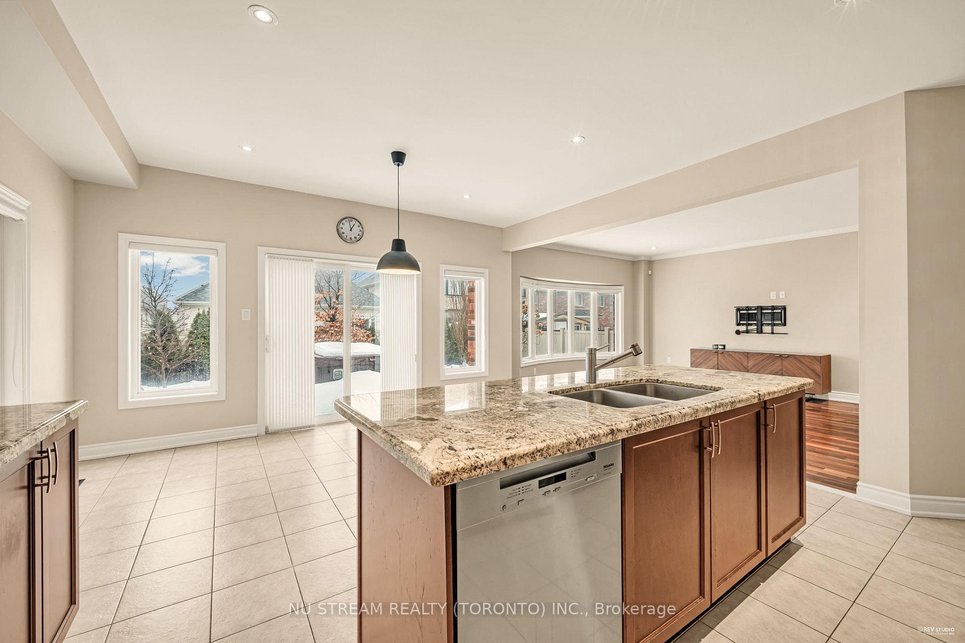 111 LEALINDS Road photo 8