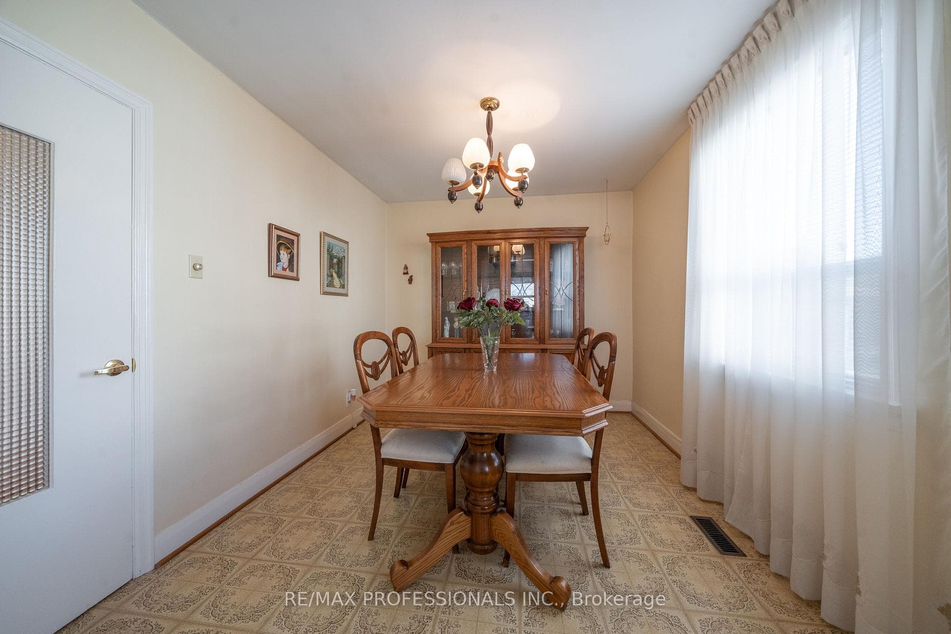 53 Winston Pk Boulevard photo 6