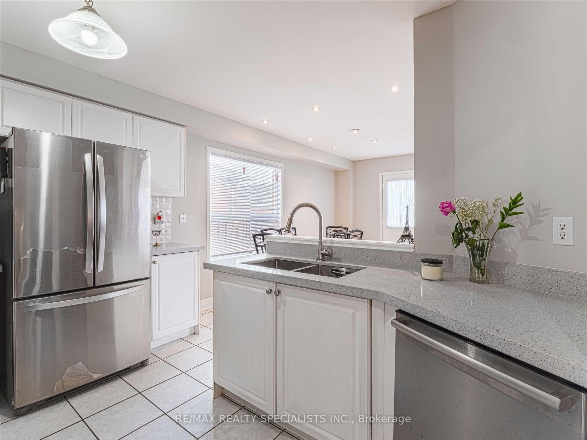 3235 EQUESTRIAN Crescent photo 7