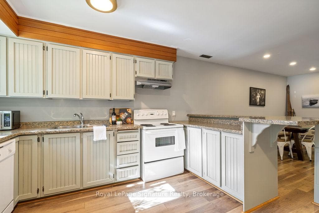 124 ESCARPMENT Crescent photo 7