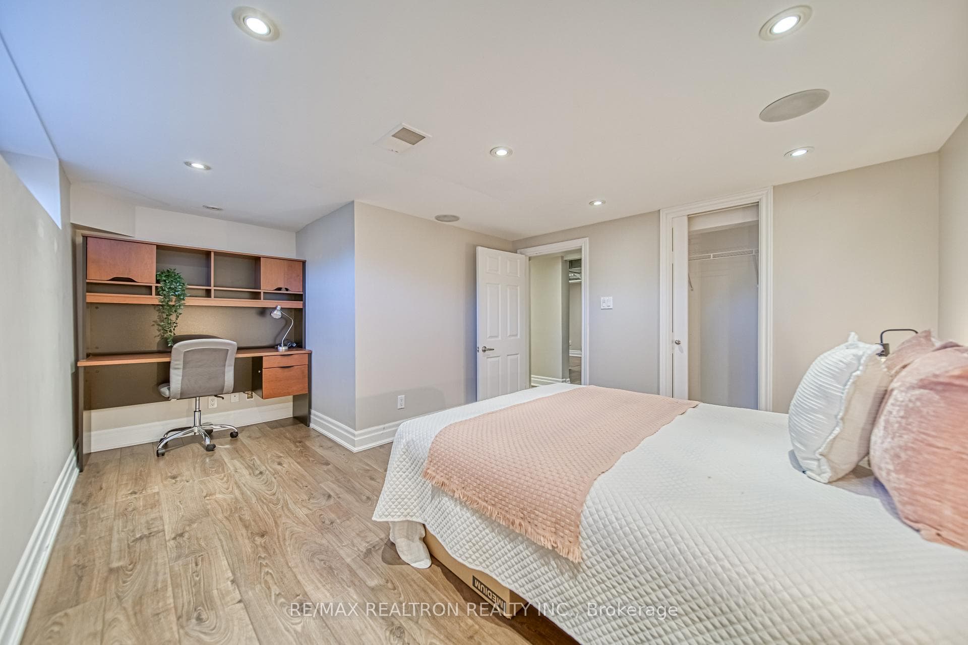 130 Broadlands Boulevard photo 31