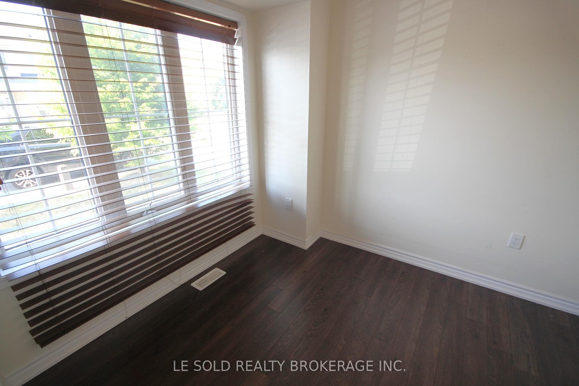 90 Hutt Crescent photo 11