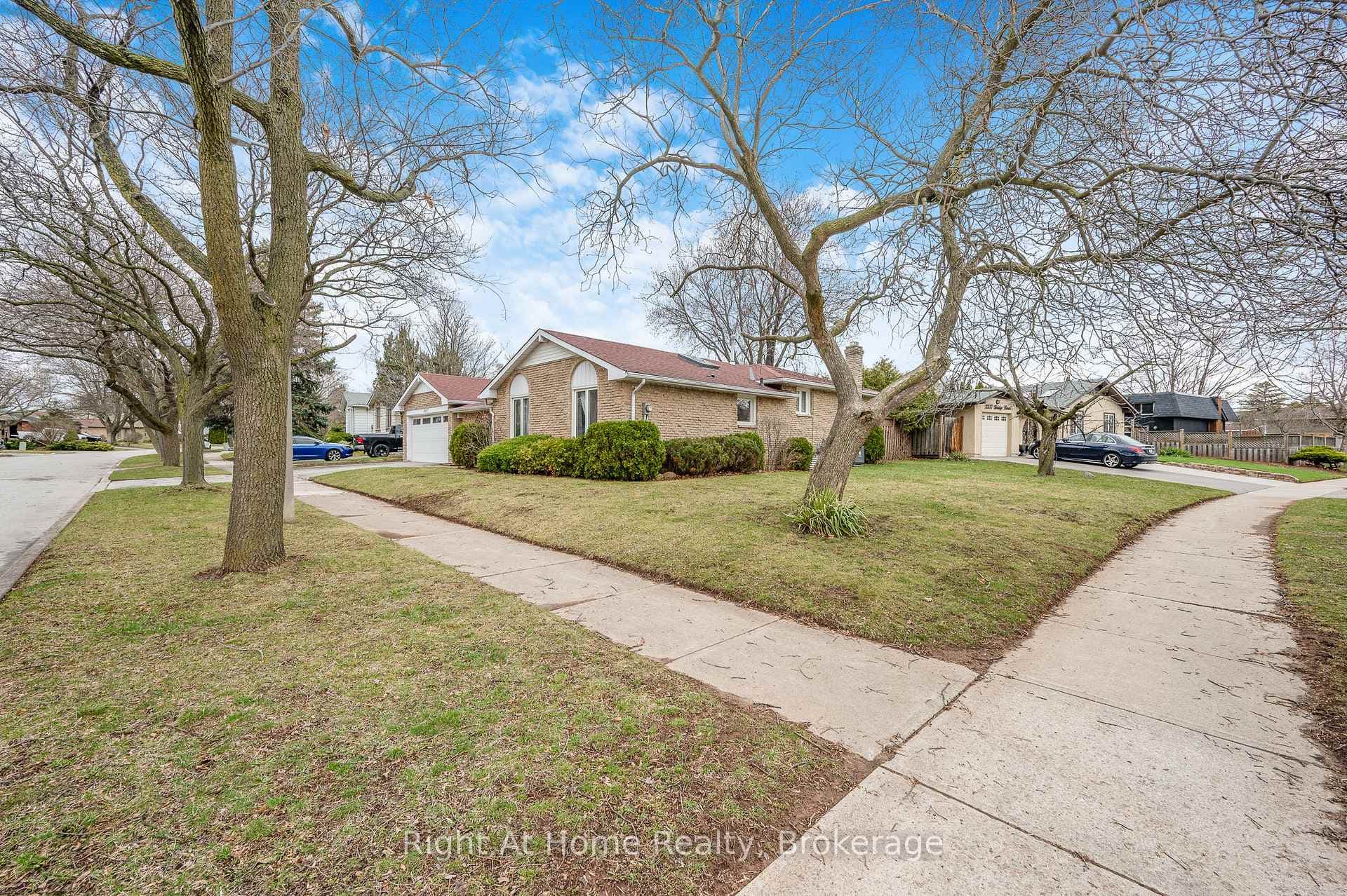 467 VANGUARD Crescent photo 3
