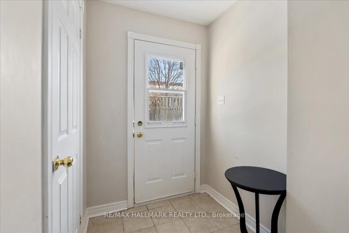61 Downing Crescent photo 12