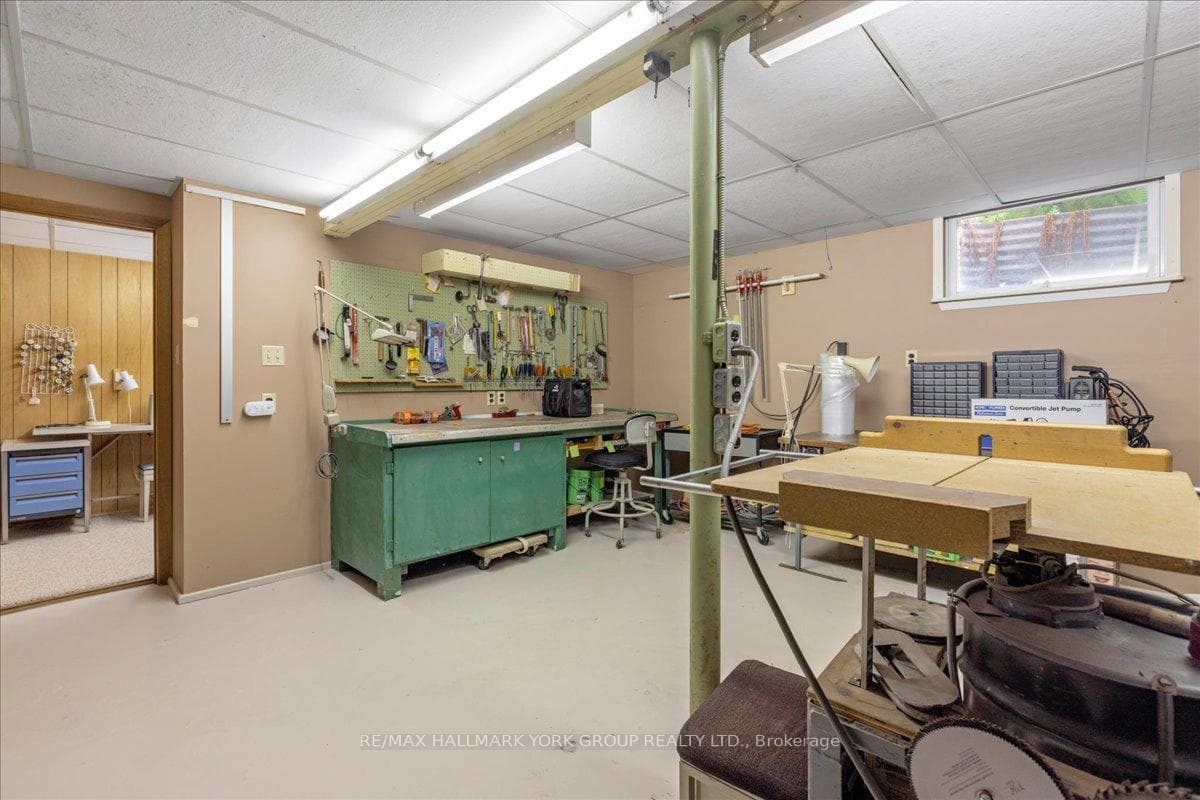 2490 Holborn Road photo 31