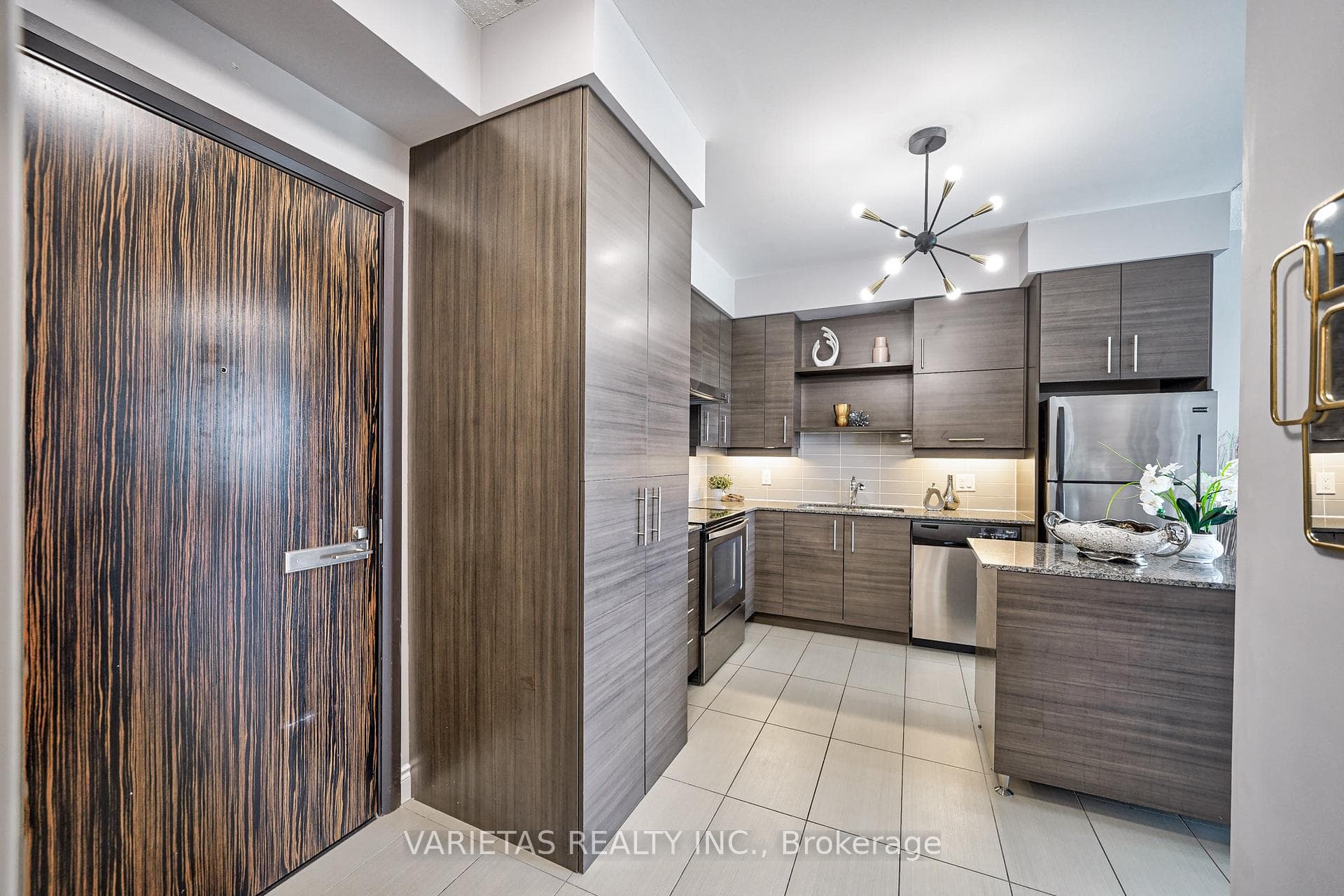 277 South Park Road Unit 910 photo 5