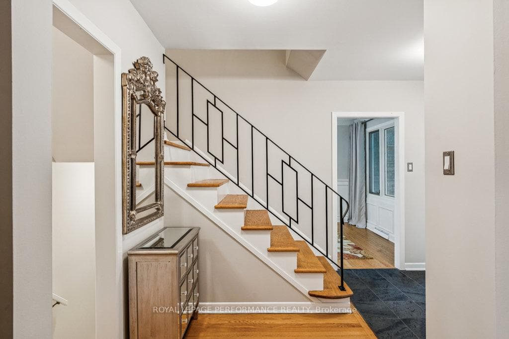 1889 Fairmeadow Crescent photo 13