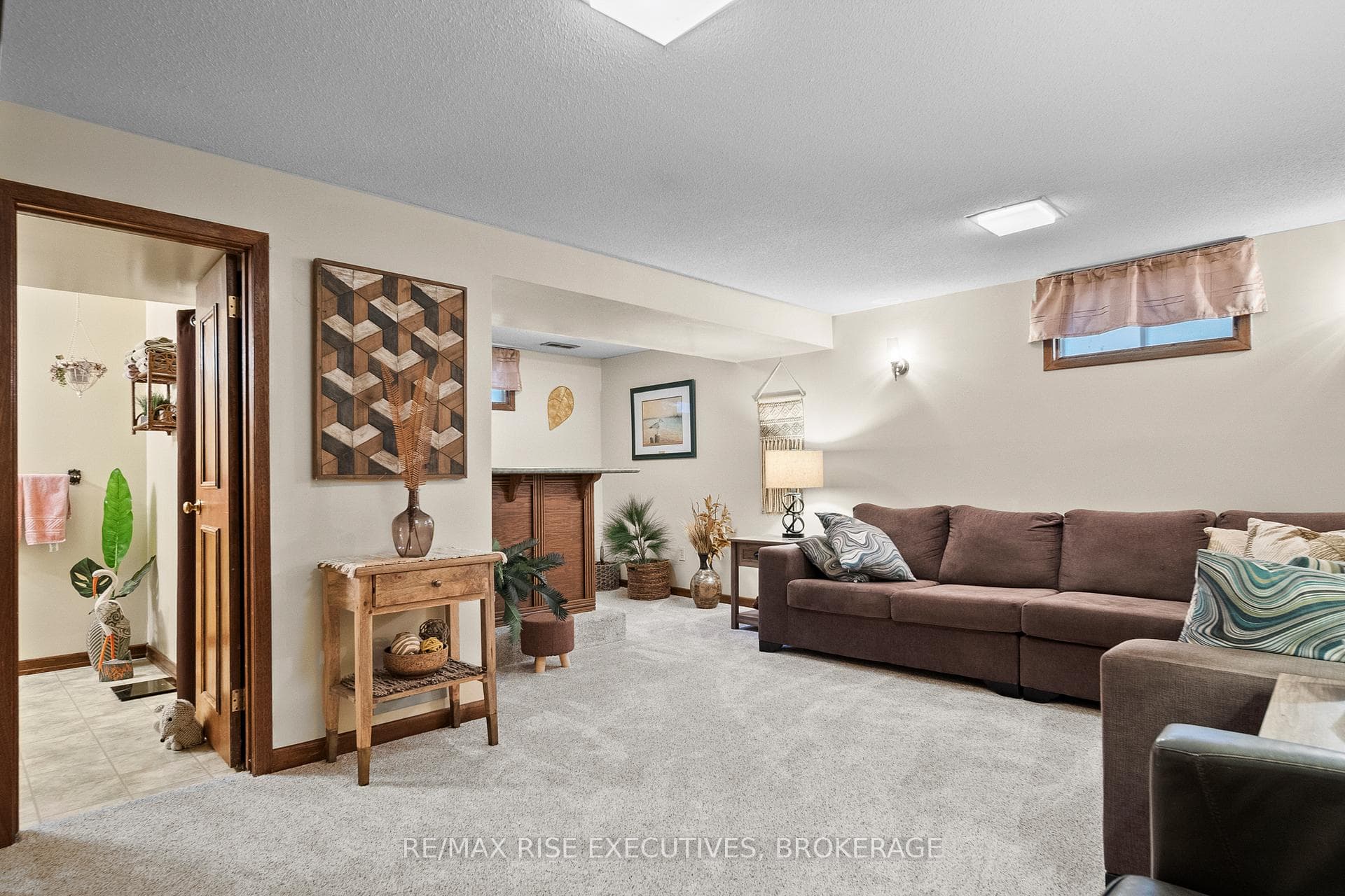 127 Nicholson Crescent photo 31