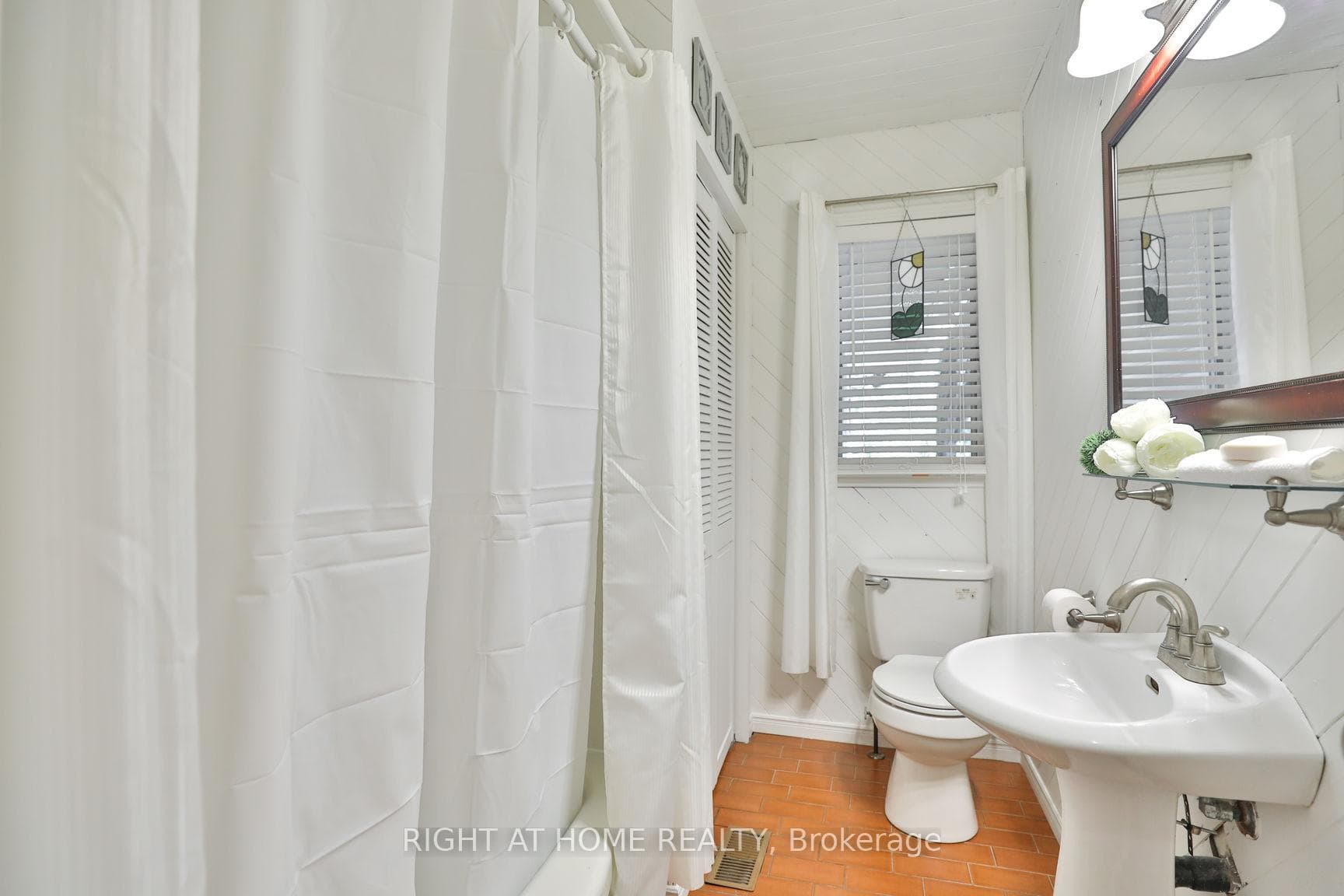 Upstairs 4-piece Bathroom