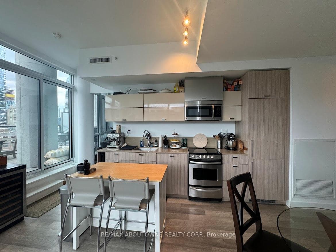 290 Adelaide Street Unit 802 photo 18