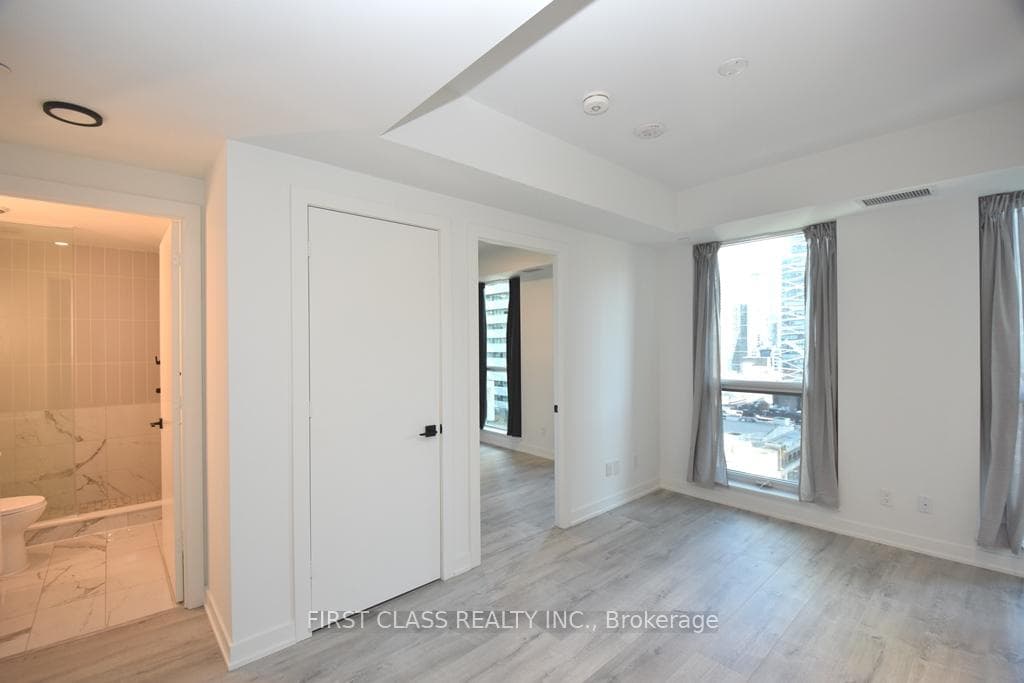 327 King Street Unit 1601 photo 9