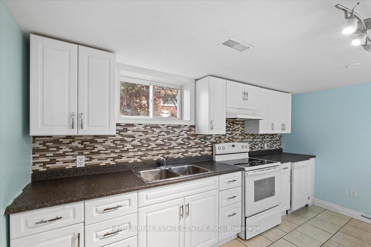 134 Victor Boulevard photo 31