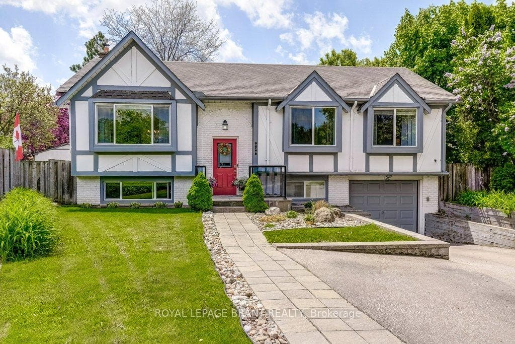 726 Applewood Crescent photo 1