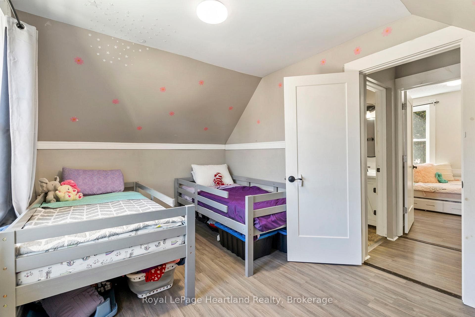 555 RAGLAN Street photo 24