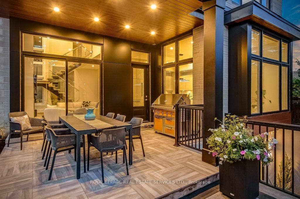 Large Covered porch Off kitchen/Family room