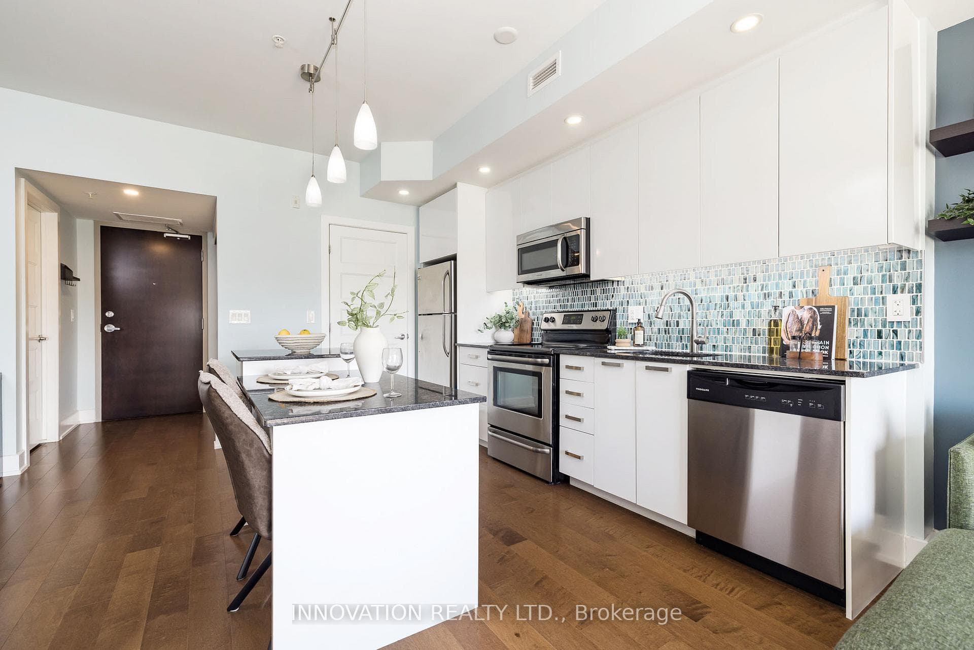 stylish Kitchen with breakfast bar!