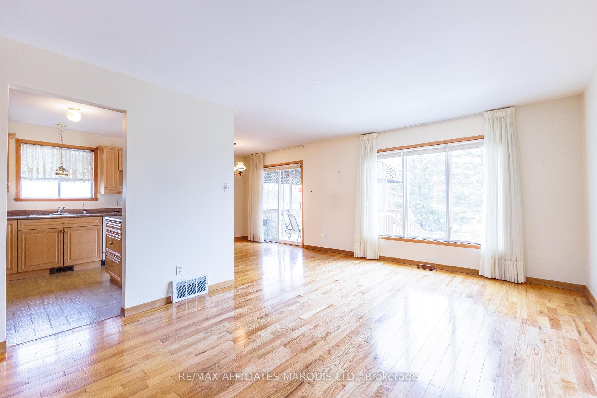 264 Ivan Crescent photo 8