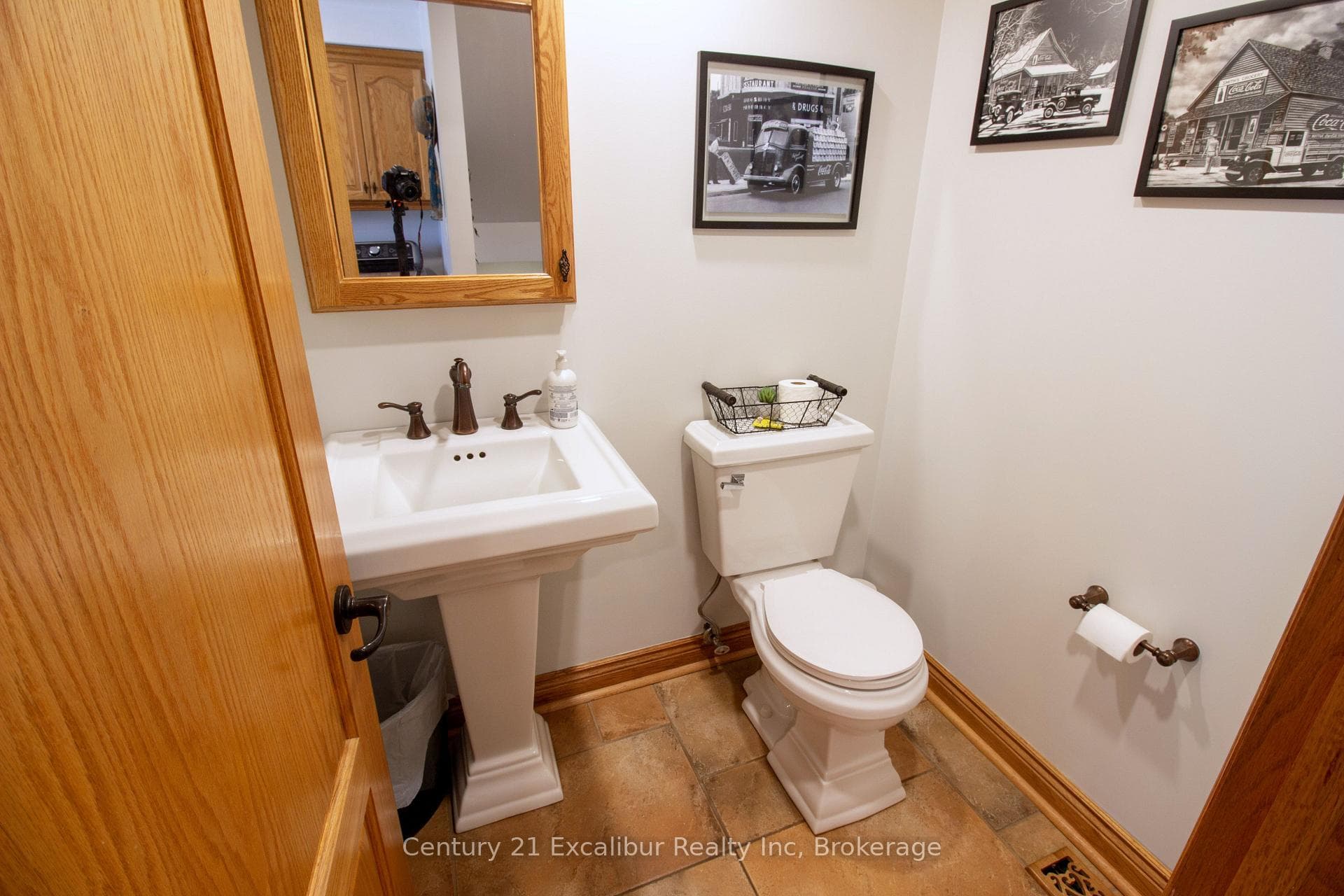 591 Wellington Street photo 17