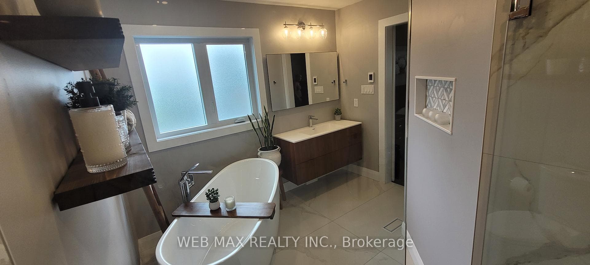Heated floor ,soaker tub , large window