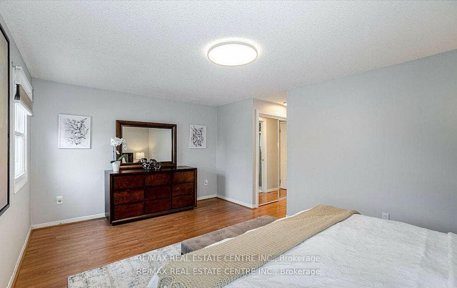 2046 Glenada Crescent photo 22