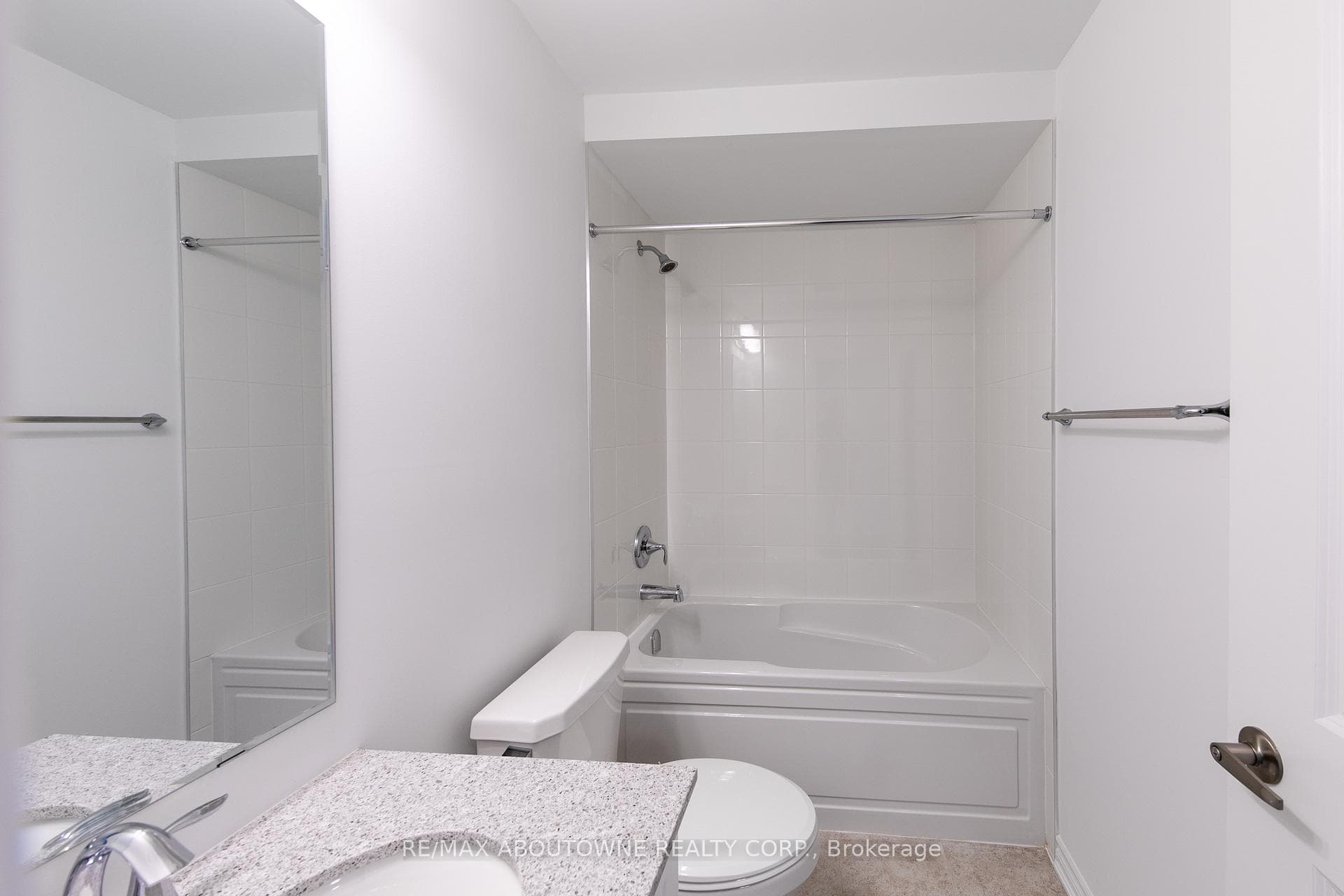 3028 Merrick Road photo 25