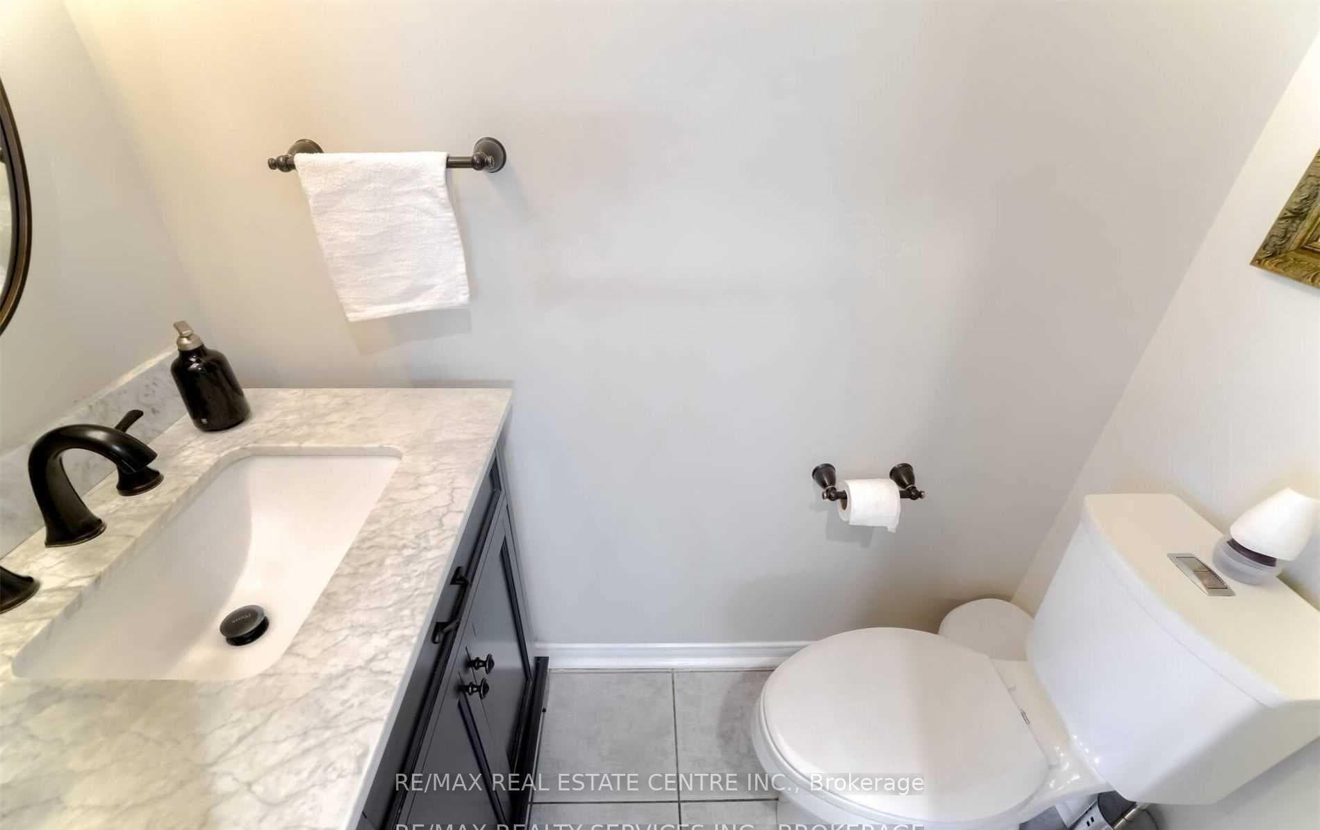 92 Lake Louise Drive Unit Upper photo 17