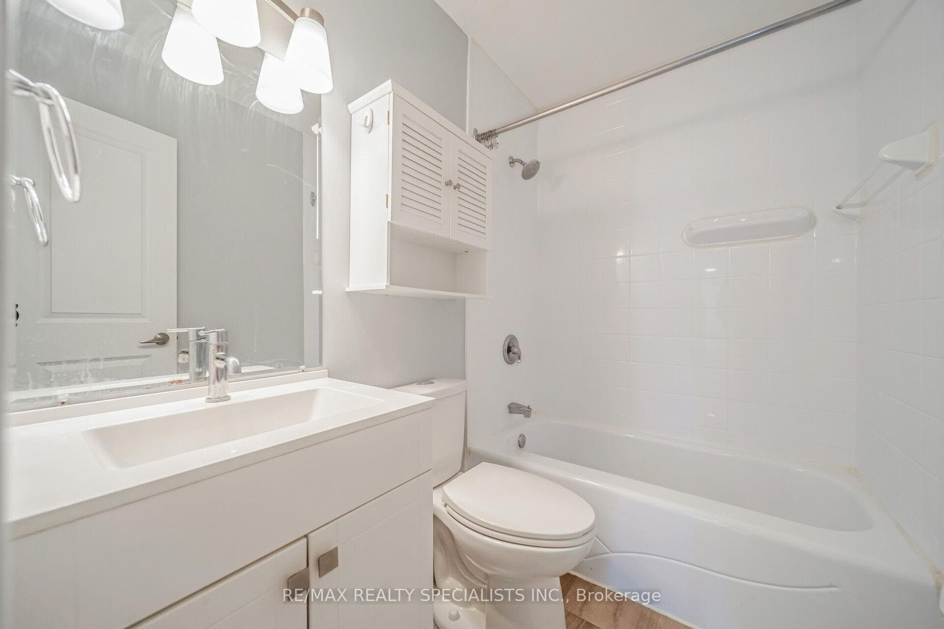 124 Roberts Crescent Unit Upper photo 30