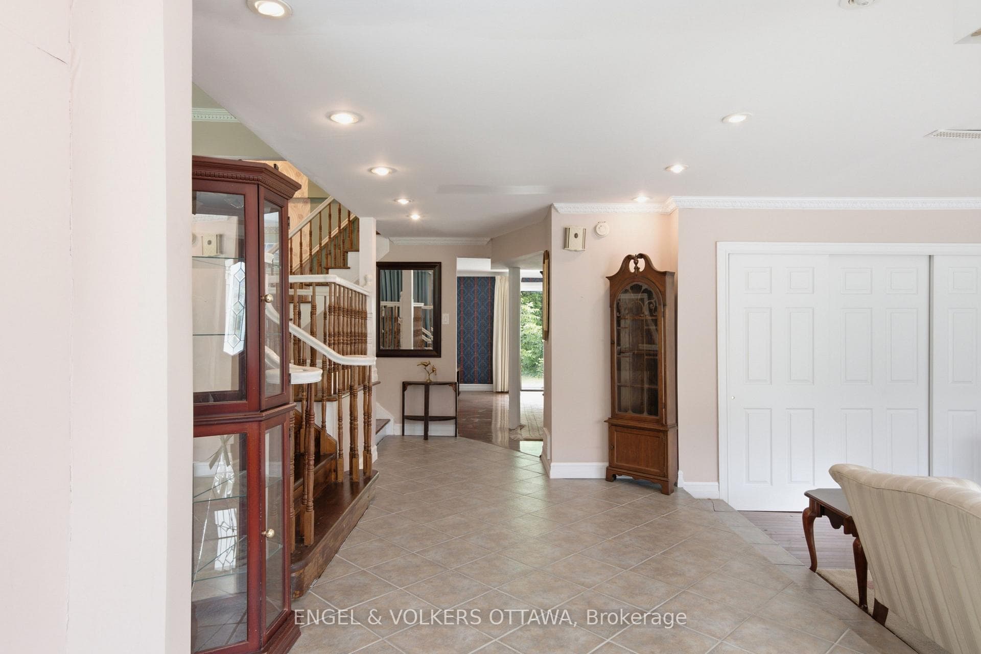 1446 Ridgebrook Drive photo 6