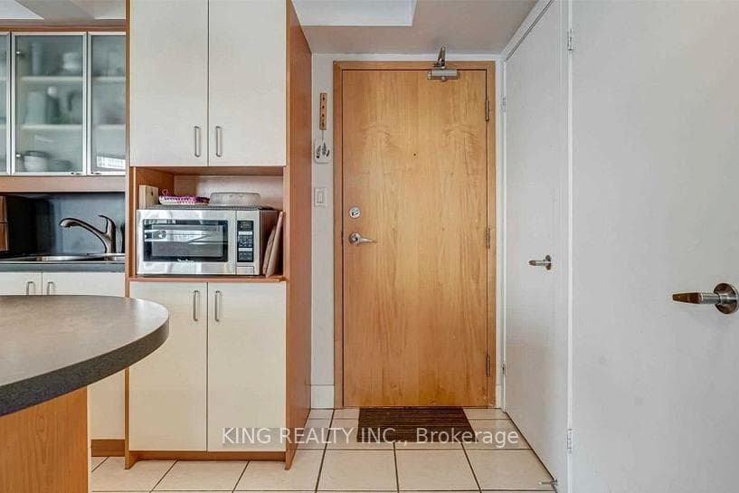 550 Queens Quay Unit 711 photo 4