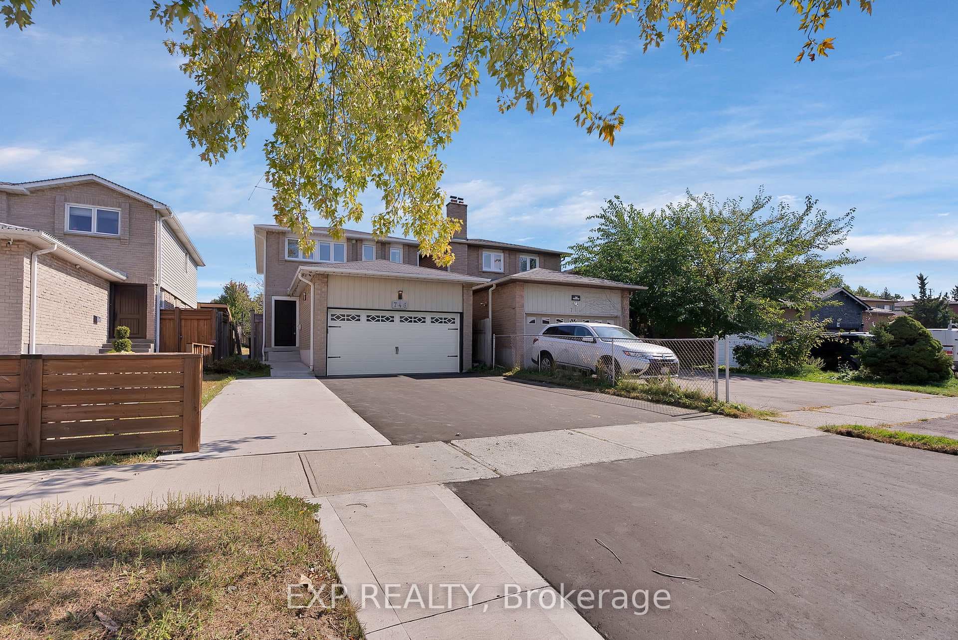 746 Greycedar Crescent photo 4