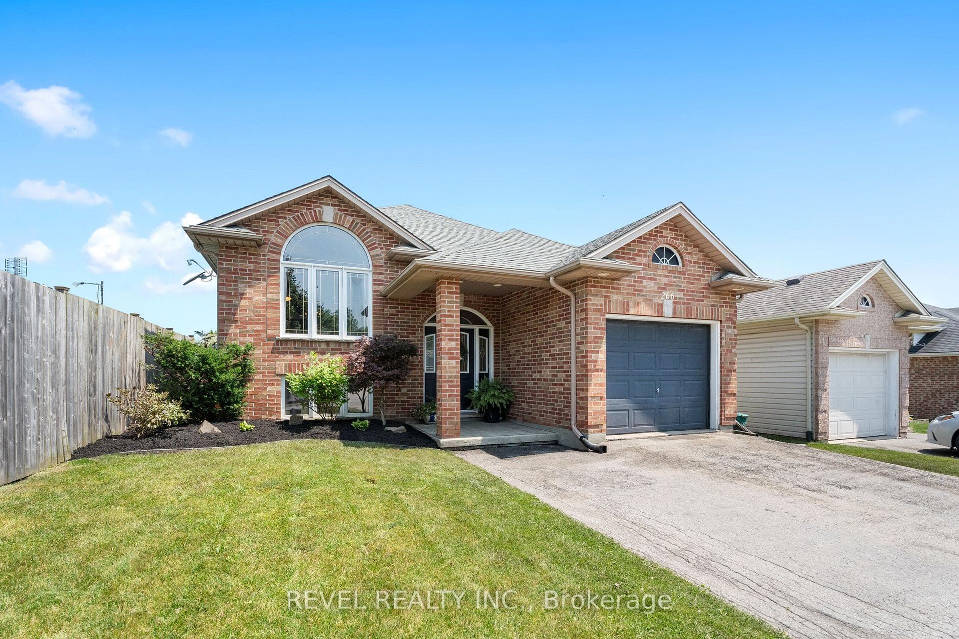 266 St Lawrence Drive photo 1