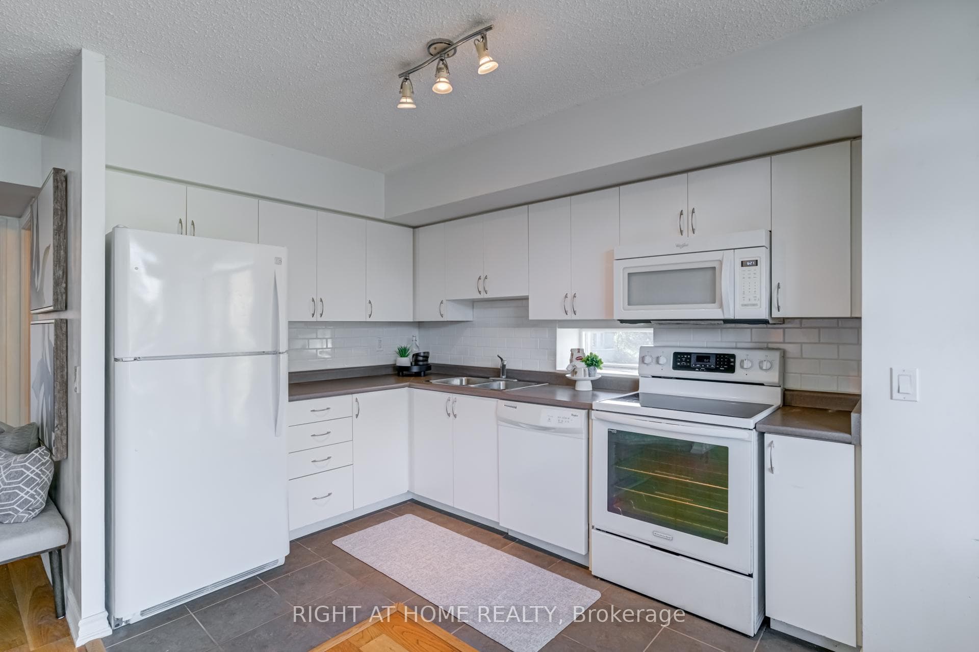 280 Donlands Avenue Unit 303 photo 10
