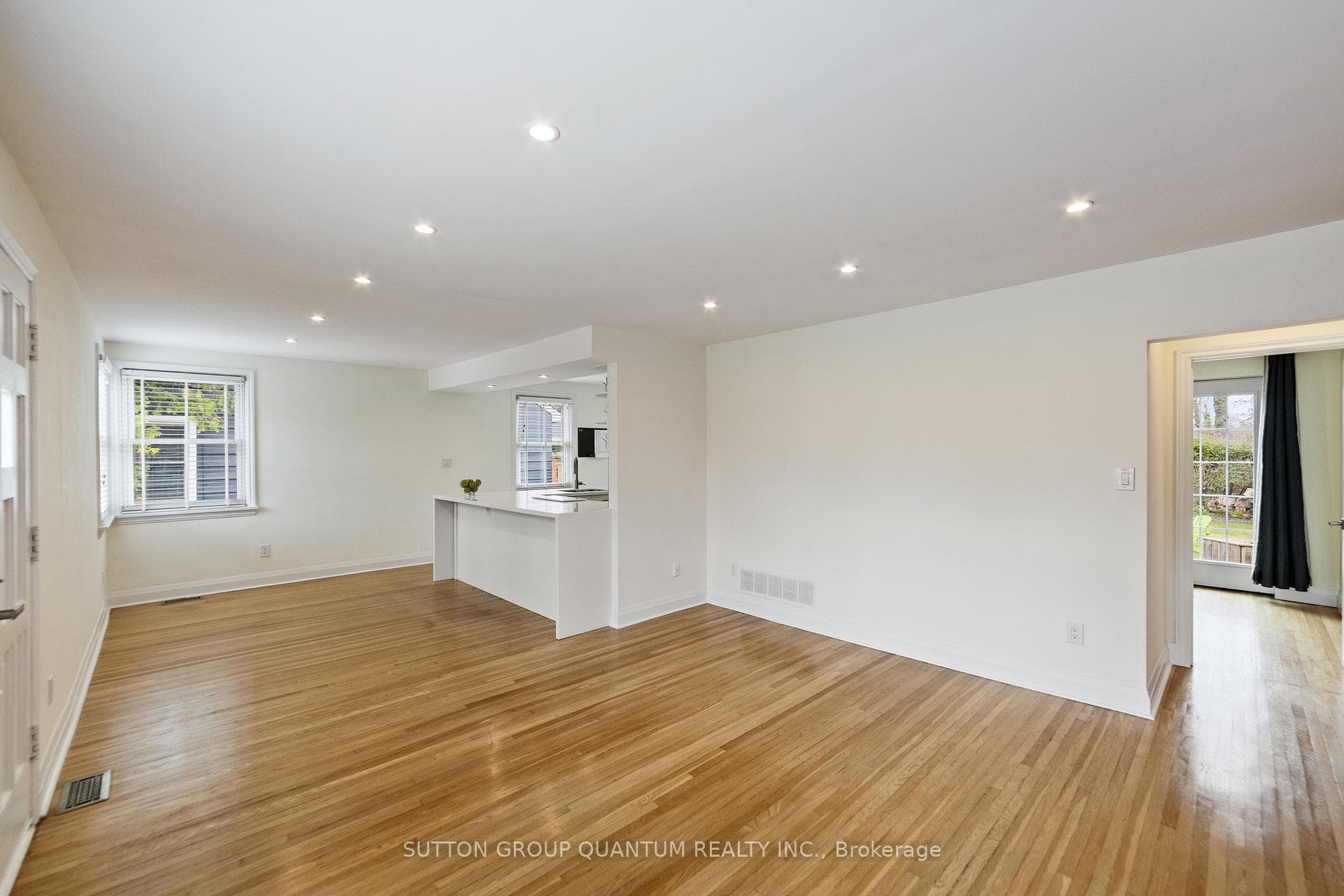 407 Queen Mary Drive photo 13