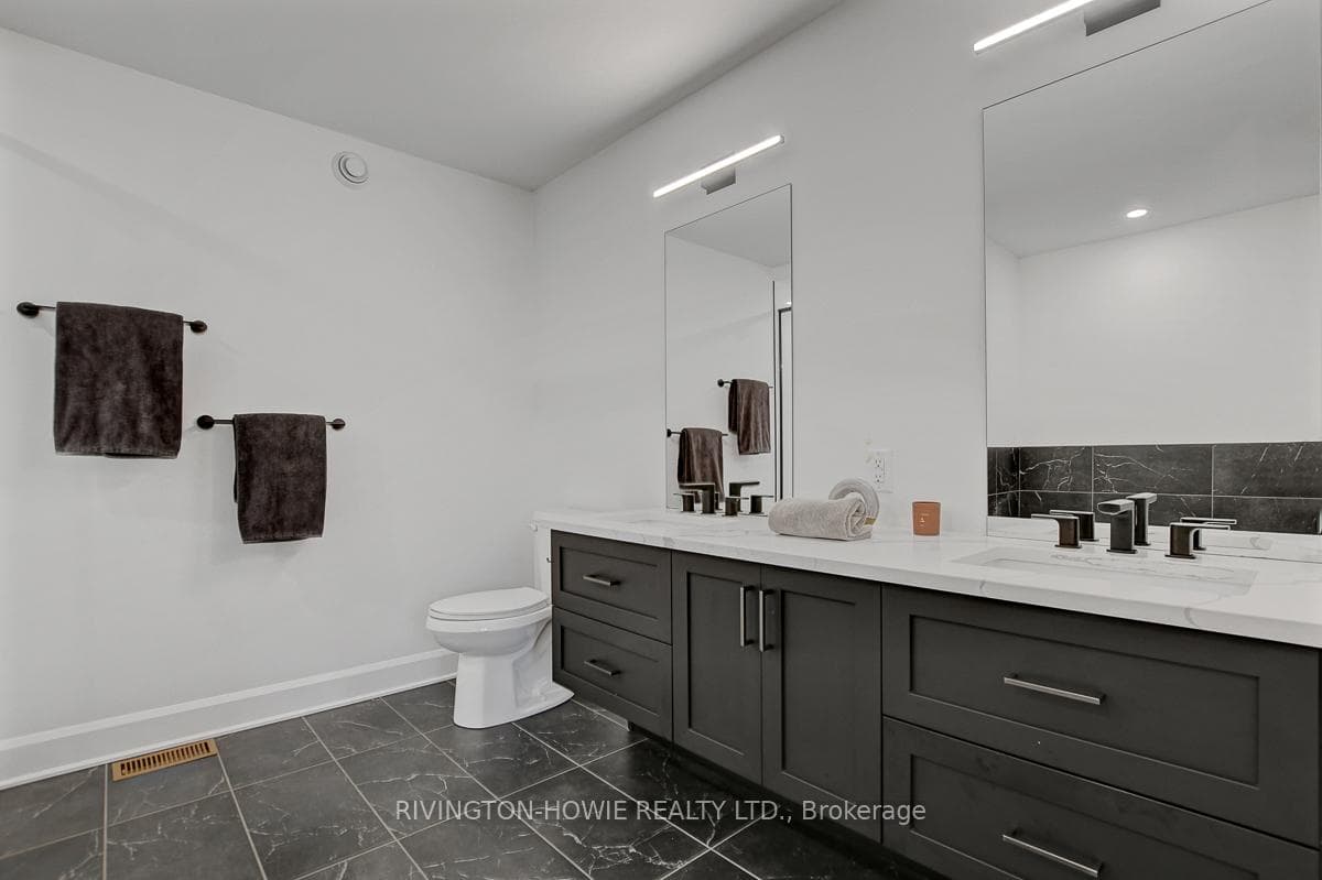Spacious En Suite